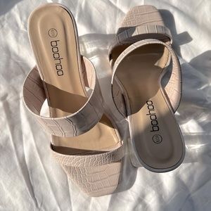Boohoo blue colored alligator sandals with clear block heel, size 39 (US 8.5/9)